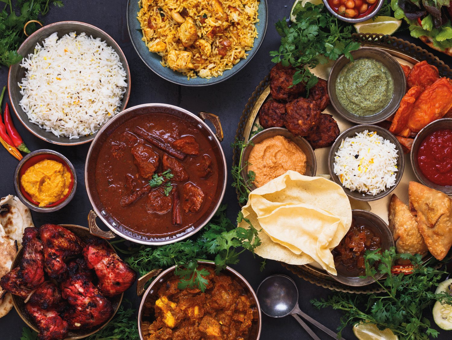 Auswahl an Currys, Tandoori und Reis